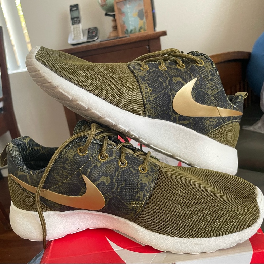 In good condition Nike Roshe One’s. Green camo print